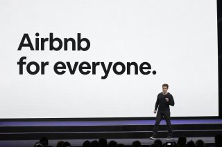 Ce recrutement intervient alors que de nombreuses grandes villes dans le monde veulent limiter les activités d'Airbnb, accusé de faire flamber le coût du logement tout en réduisant l'offre locative (archives). KEYSTONE/AP/ERIC RISBERG